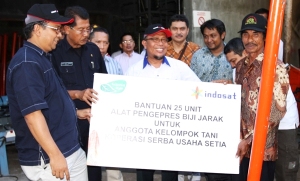 Bantuan simbolis dari Dirut Indosat, Tbk